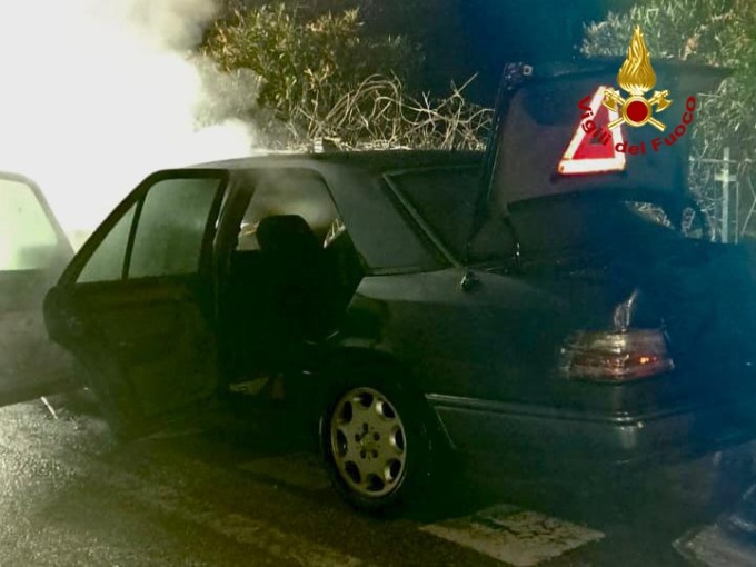Guasto meccanico e l’auto viene divorata dalle fiamme: le foto dell’incendio a Campo San Martino