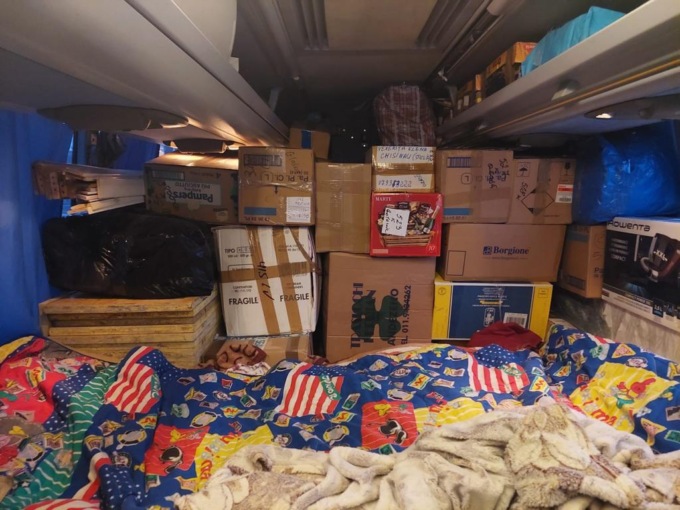 Giura di trasportare solo persone ma il moldavo mente: il  bus era un “magazzino” su ruote