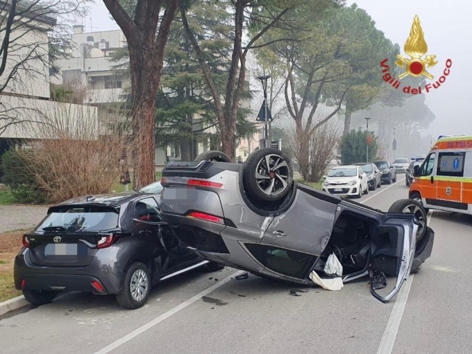 Tremenda carambola dopo il ribaltamento: l’auto capovolta centra 4 vetture in sosta