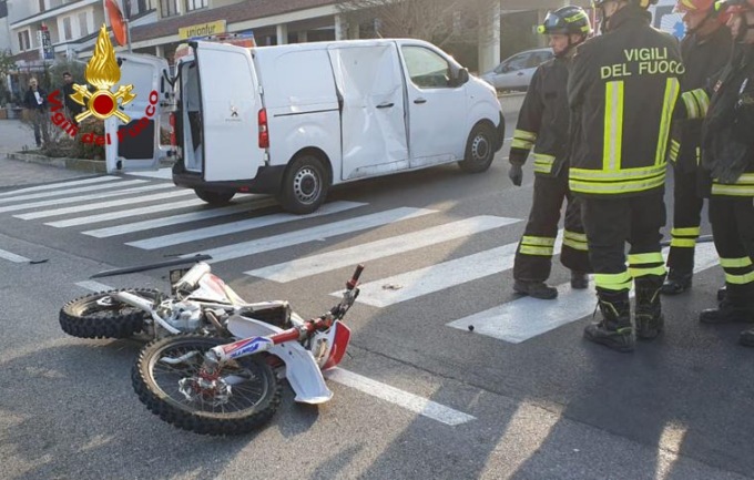 Perde il controllo della moto e finisce sul tetto del furgone che lo precede