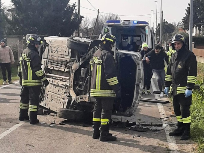 Perde il controllo dell’auto che finisce ribaltata, le immagini dello schianto di Saletto