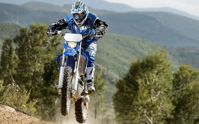 Cade con la moto da cross: brutto trauma alle gambe per un biker di Mestrino
