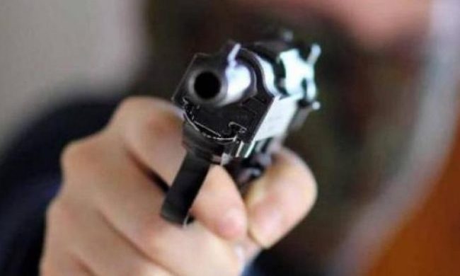 Minaccia l’ex moglie con la pistola e le ruba il cellulare: la fuga del tunisino (senza patente) finisce a Mira