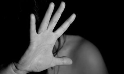 Agguato sotto casa: 52enne aggredita e sfigurata con l’acido