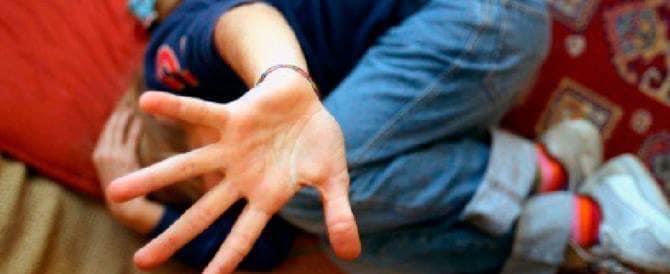 Maltrattamenti sul bimbo autistico che doveva seguire: maestra di sostegno incastrata dalle telecamere