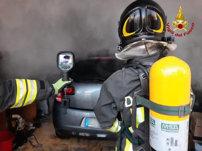 Fumo e fiamme in un garage ad Albignasego, danneggiata un’auto