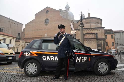 Finge di essere il volontario di un’associazione benefica, ma poi scippa il malcapitato donatore
