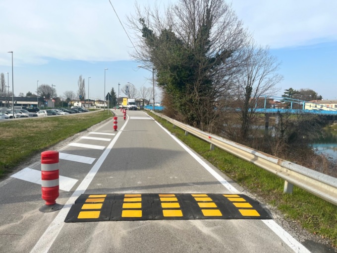 Sommità dell’argine di via Sant’Antonio “distrutta” da un autocarro, ma ora finalmente riapre