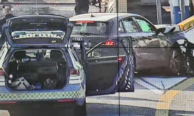 Auto centra la cuspide del casello autostradale di Padova Ovest