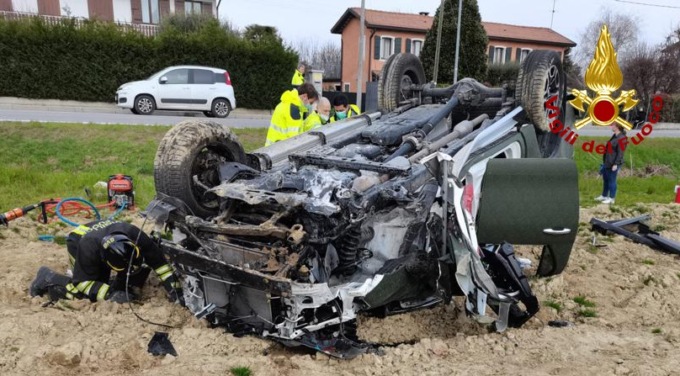 Borgoricco, le foto dell’auto che si è rovesciata in via Desman: grave l’uomo alla guida