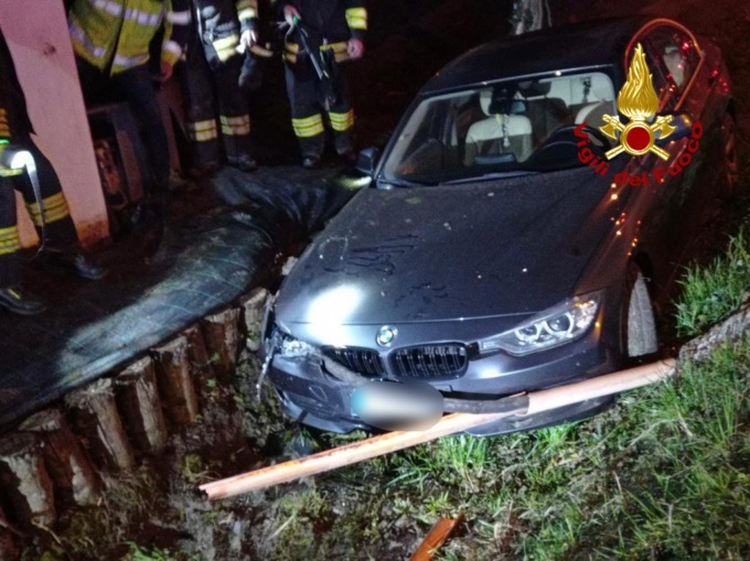 Rustega, l’auto “vola” fuori strada e disintegra il tubo del gas di due case