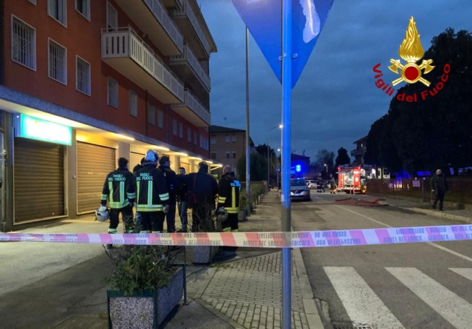 Fuga di gas nel condominio a Padova: prima l’esplosione, poi l’incendio. Due feriti, stabile evacuato