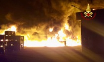 Inferno di fuoco a Castelbaldo: bruciati oltre 400 grandi contenitori in plastica per mele