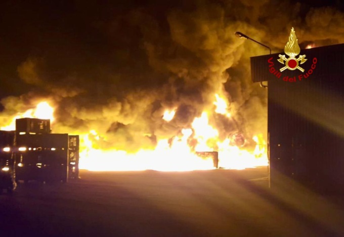 Inferno di fuoco a Castelbaldo: bruciati oltre 400 grandi contenitori in plastica per mele