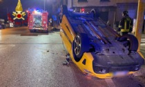 Incidente tra due auto a Padova, una si rovescia: una persona ferita