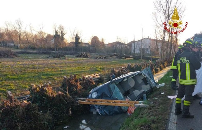 L’auto finisce nel canale di scolo, il giovane alla guida resta incastrato nell’abitacolo: è grave