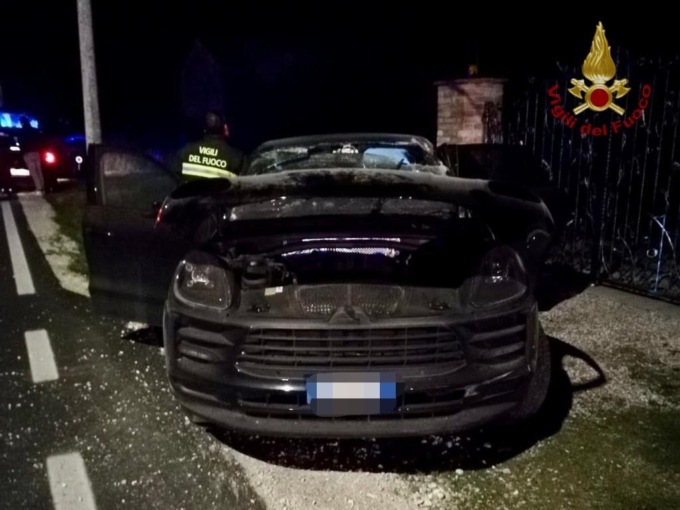 Due Carrare, perde il controllo dell’auto e abbatte un palo della luce: un ferito