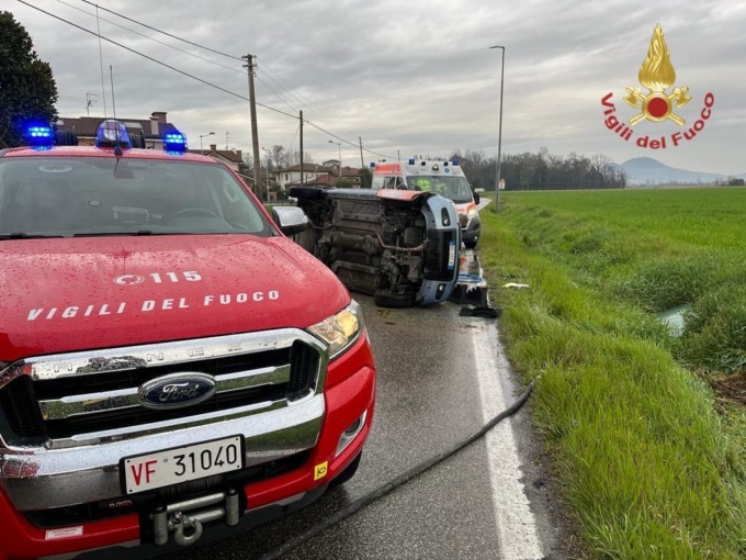 Perde il controllo dell’auto che si rovescia: conducente ferito estratto dalle lamiere