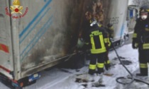 Si surriscaldano i freni e l'autocarro prende fuoco a Padova: incendio spento con la schiuma