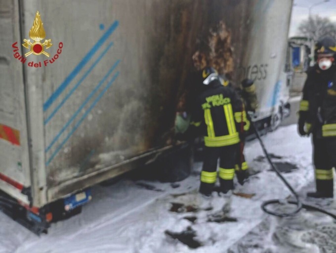 Si surriscaldano i freni e l’autocarro prende fuoco a Padova: incendio spento con la schiuma