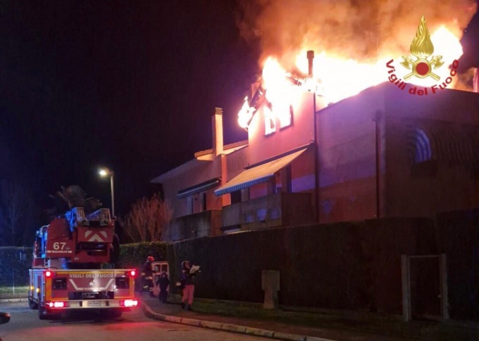 Due Carrare, video e foto dell’incendio nell’appartamento: un uomo ustionato. Palazzina evacuata