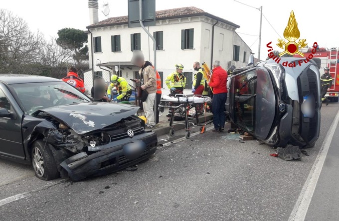 Correzzola, le foto del tremendo schianto tra due auto: quattro feriti