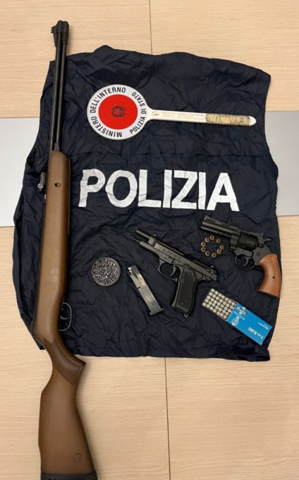 Padova, terrorizzava i vicini sparando all’impazzata dal balcone di casa: denunciato 30enne moldavo