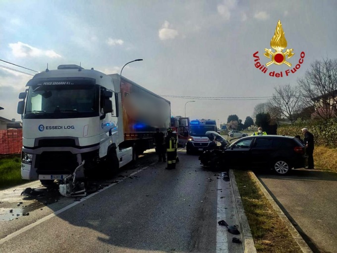 Tremendo schianto tra auto e camion a Villa del Conte: un ferito estratto dalle lamiere