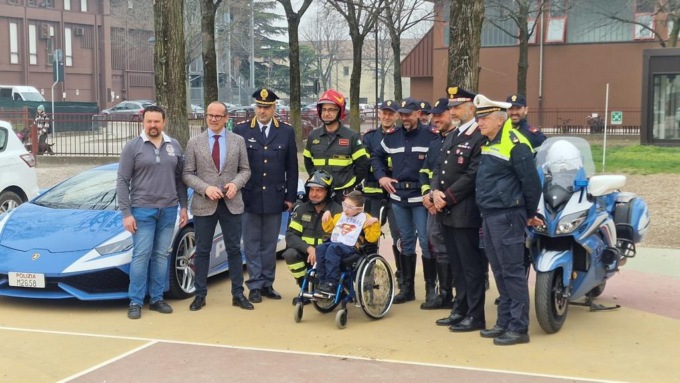 L’emozionante saluto della Polizia in Lamborghini al piccolo Marco, affetto da una malattia rara