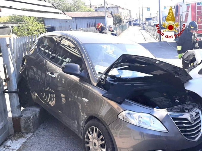 Cittadella, tremendo schianto tra auto e furgone sulla Valsugana: una donna ferita