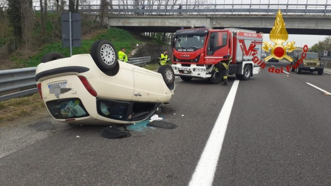 Grave incidente in A13, perde il controllo dell’auto e si rovescia all’altezza del casello Terme Euganee: anziana ferita