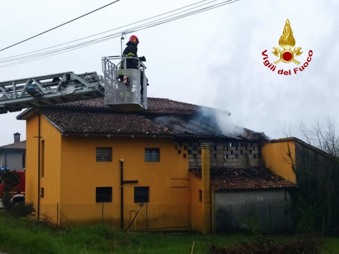 Le fiamme divorano un ricovero attrezzi: paura per una 97enne