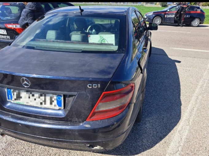 Non si fermano all’alt, scatta la folle corsa per le vie di Montagnana: poi lo schianto contro il paracarro e l’arresto