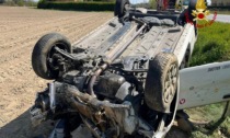 La sbandata violenta e l'auto si cappotta nel campo: il conducente resta intrappolato tra le lamiere