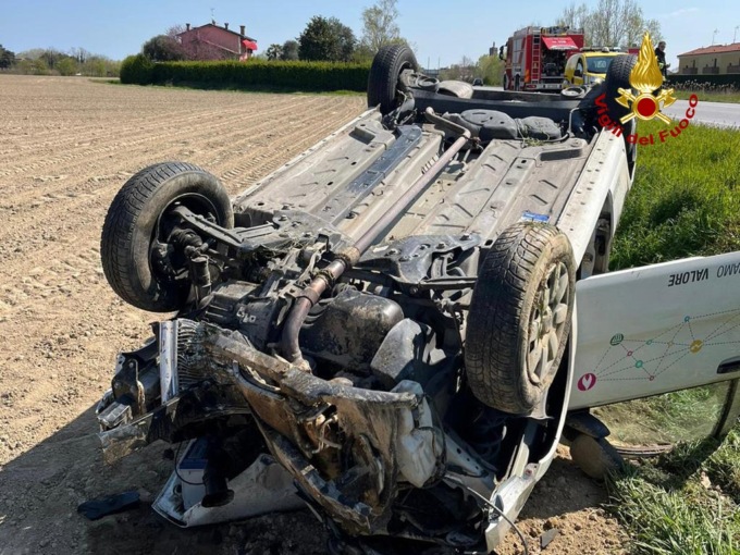 La sbandata violenta e l’auto si cappotta nel campo: il conducente resta intrappolato tra le lamiere