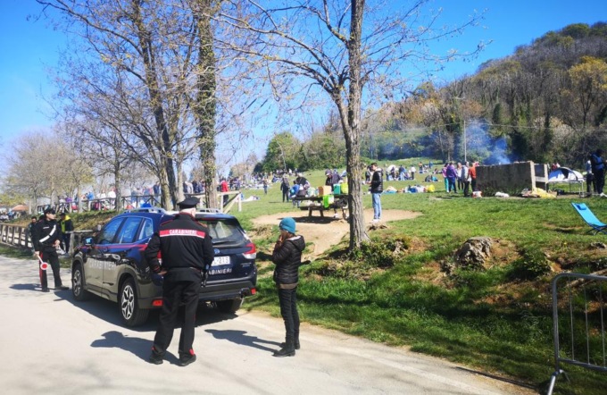 Pasquetta 2023 sui Colli Euganei, prati presi “d’assalto” per i picnic: spento qualche barbecue non autorizzato