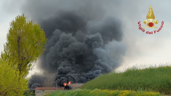 Lozzo Atestino, le foto dello spaventoso incendio alla casa colonica: ustionato il proprietario