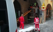 Padova, operaio si accascia per un malore a tre metri d'altezza: recuperato dai Vigili del fuoco