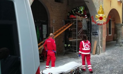 Padova, operaio si accascia per un malore a tre metri d'altezza: recuperato dai Vigili del fuoco