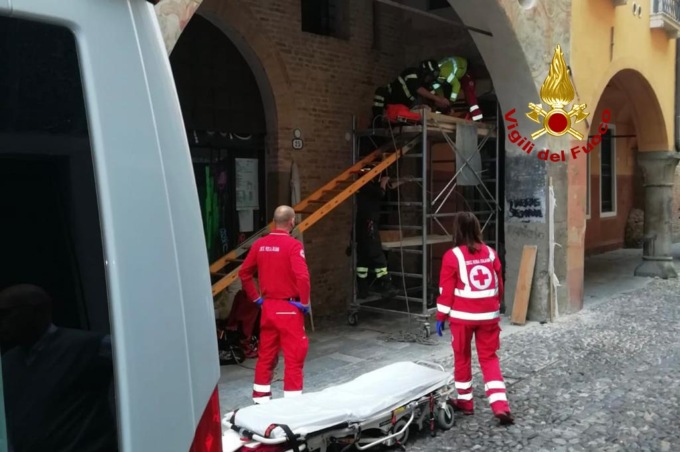 Padova, operaio si accascia per un malore a tre metri d’altezza: recuperato dai Vigili del fuoco