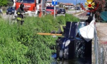 Grave incidente a Cittadella, auto si rovescia nel fosso: anziano resta incastrato tra le lamiere