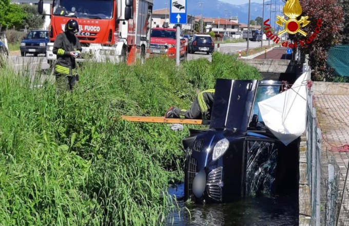 Grave incidente a Cittadella, auto si rovescia nel fosso: anziano resta incastrato tra le lamiere