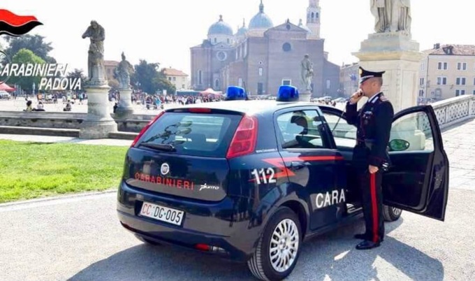 Minaccia la moglie e dà fuoco ai vestiti nell’armadio di casa