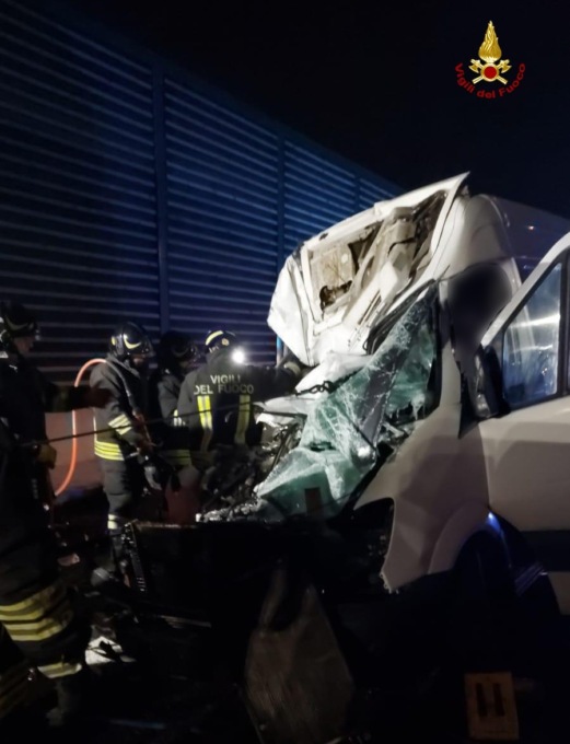 Scontro in A4 tra un furgone e un camion: un morto e due feriti, uno grave