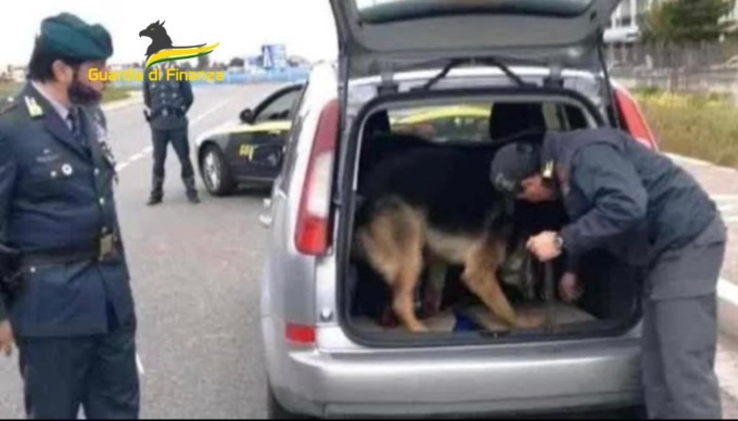 Si stava imbarcando con moglie e figlie per la Sardegna: peccato che nell’auto nascondesse 11 chili di cocaina purissima