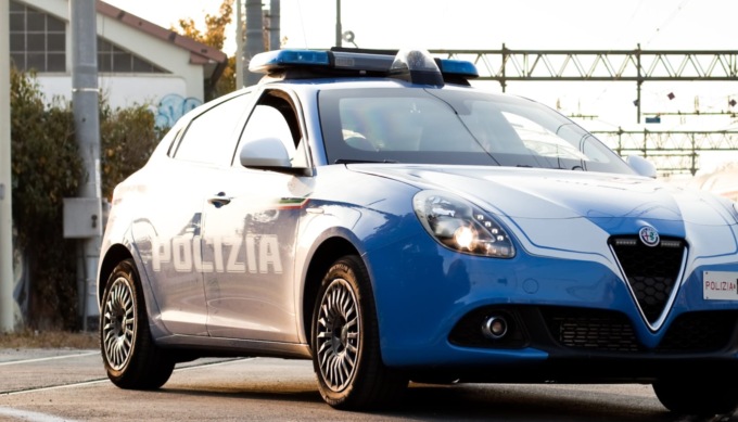 Cappello alla pescatora e sex toys nello zaino: arrestato il presunto molestatore delle studentesse alla fermata del tram della stazione