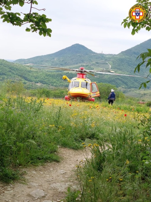 Cade con la mountain bike durante un giro sul Monte Mottolone e sbatte la testa