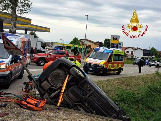 Campo San Martino, le foto del tremendo incidente tra auto sulla Valsugana: due feriti gravi