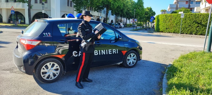Rubano la carta di credito di un’anziana a messa, poi spendono tutto in videogiochi e vestiti firmati