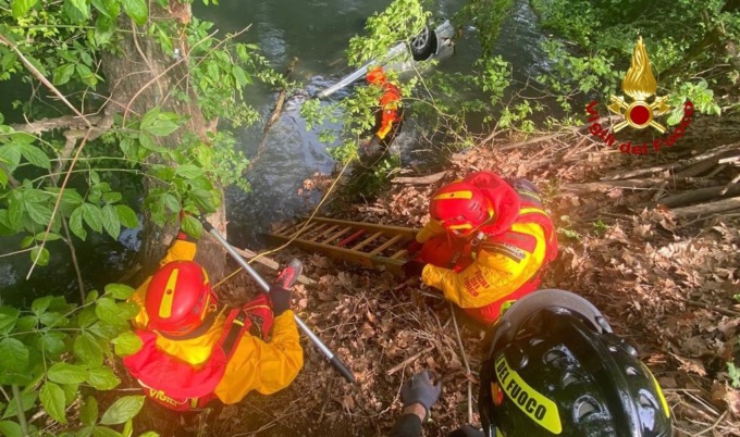 Padova, video e foto dell’auto finita rovesciata nel canale: morto un 37enne